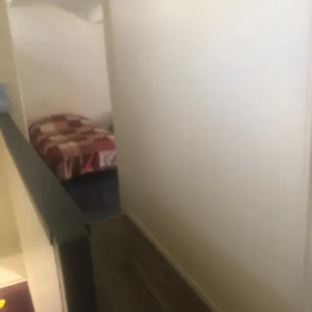 Maison Pour Ouvriers Seulement Pas De Tourisme, Ni Famille *