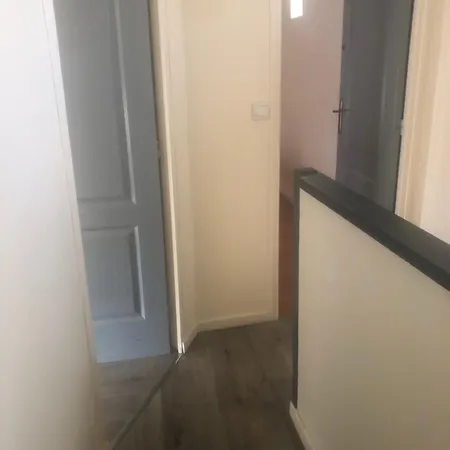 Maison Pour Ouvriers Seulement Pas De Tourisme, Ni Famille * Stains