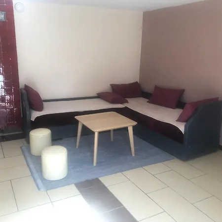 Maison Pour Ouvriers Seulement Pas De Tourisme, Ni Famille *