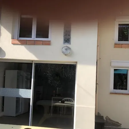 Maison Pour Ouvriers Seulement Pas De Tourisme, Ni Famille * Stains